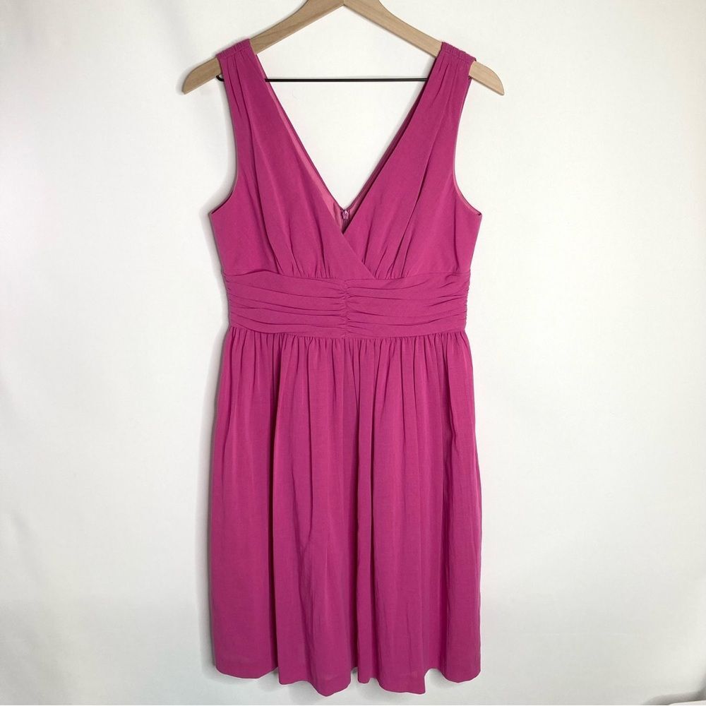 Trina Turk Light Magenta Pink Dress Pleated Sleeveless V Neck Size 8 Knee Length